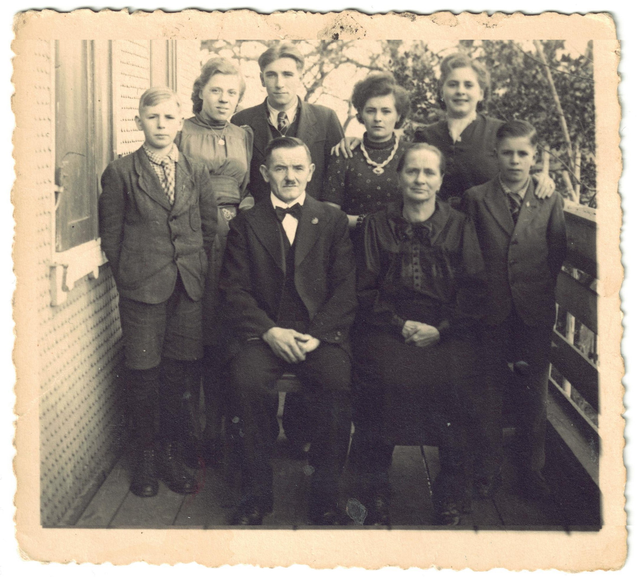 Friedrich und Klara mit ihren Kindern und einer Partnerin (ca. 1940)